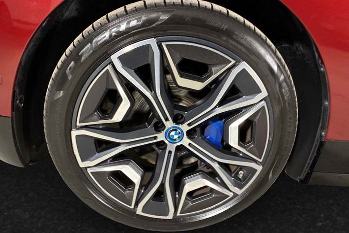 Rød BMW iX fra 2023