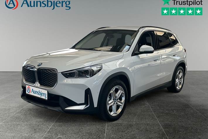 Hvid BMW iX1 fra 2024 set udefra