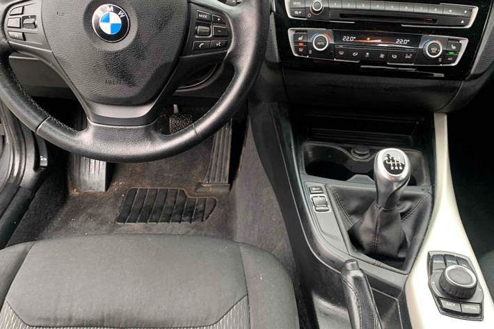 Grå BMW 1-Serie fra 2015