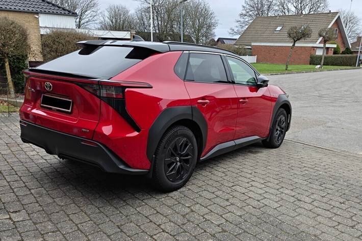 Rød Toyota bZ4X SUV fra 2023