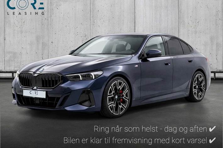Blå BMW 550e fra 2024 set udefra