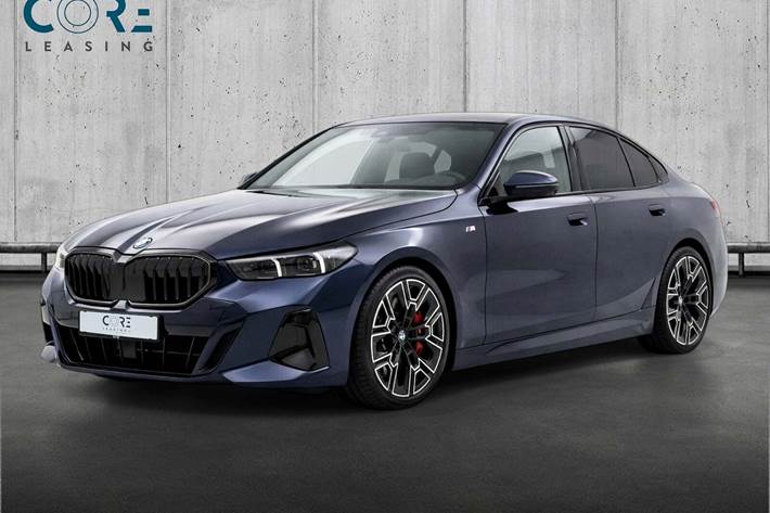 Blå BMW 550e fra 2024