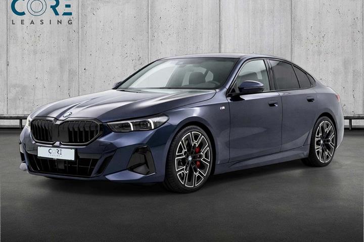 Blå BMW 550e fra 2024 set udefra
