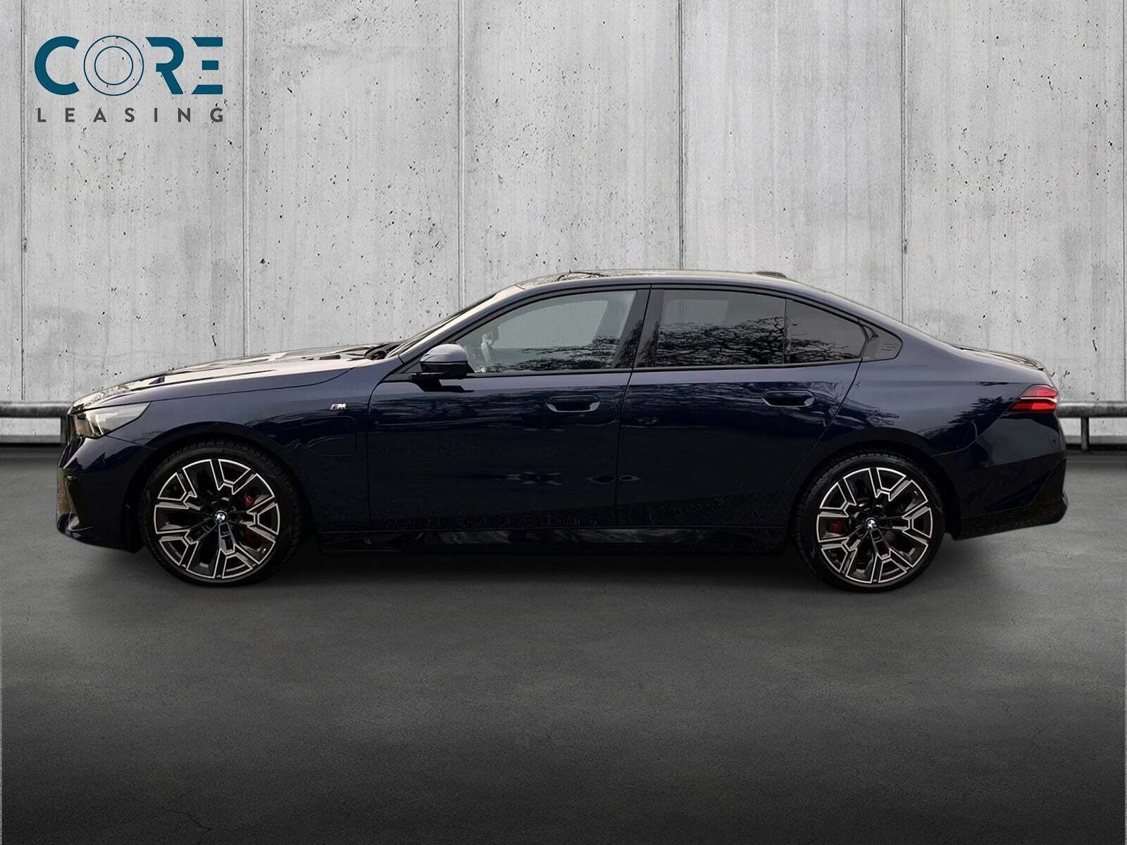 Blå BMW 550e fra 2024 set udefra