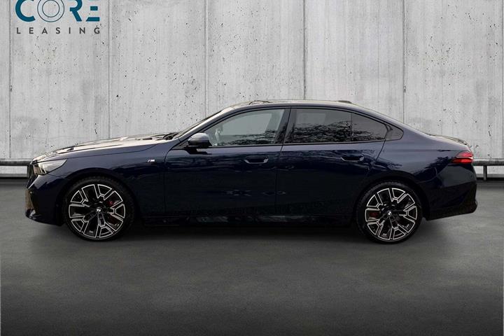 Blå BMW 550e fra 2024 set udefra