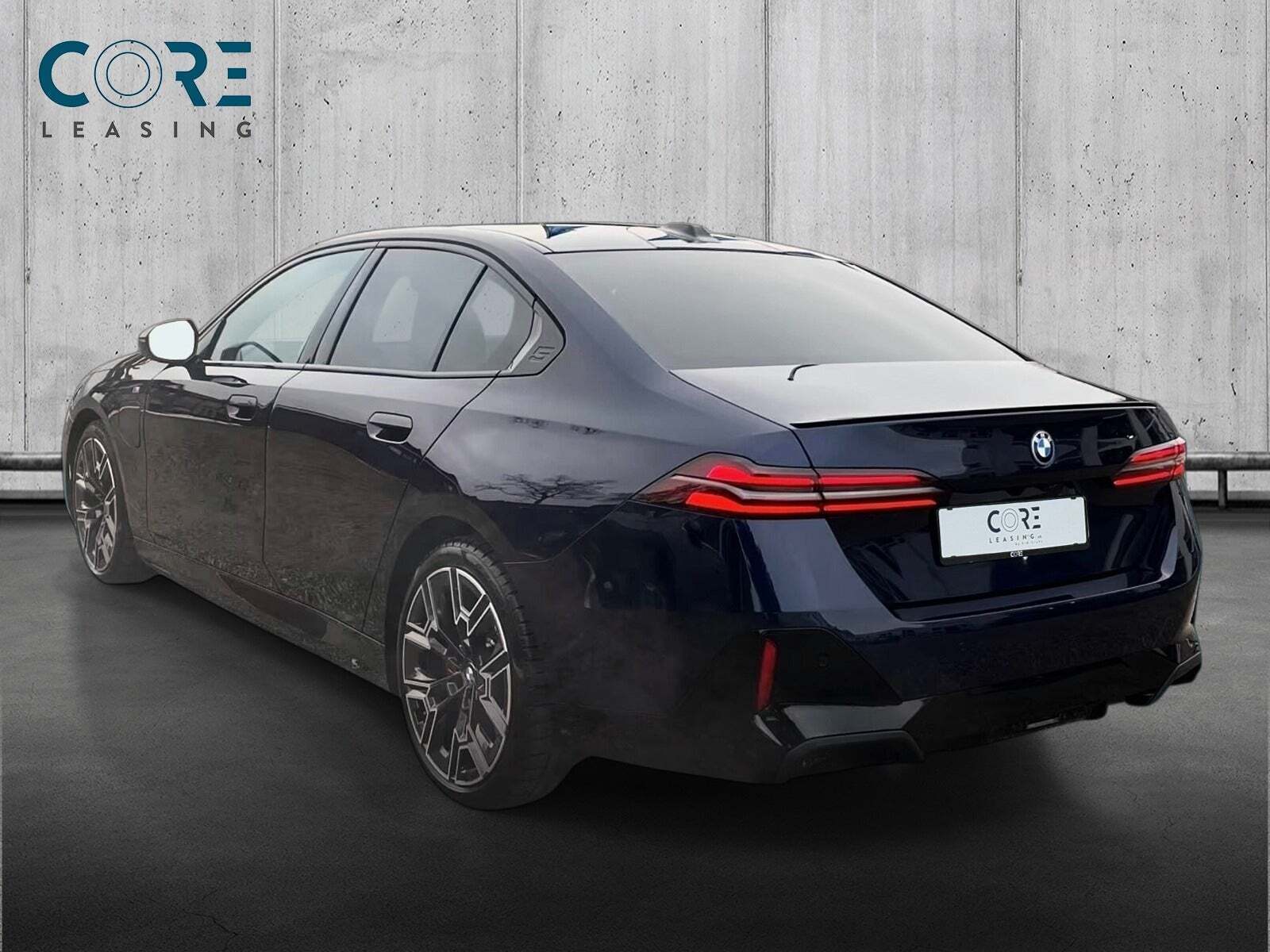 Blå BMW 550e fra 2024 set udefra