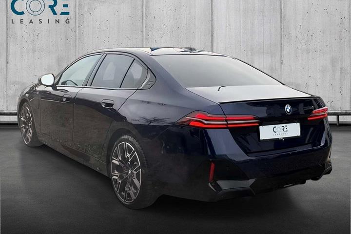 Blå BMW 550e fra 2024 set udefra