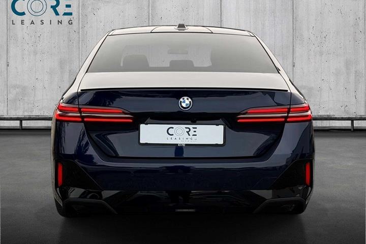 Blå BMW 550e fra 2024 set udefra