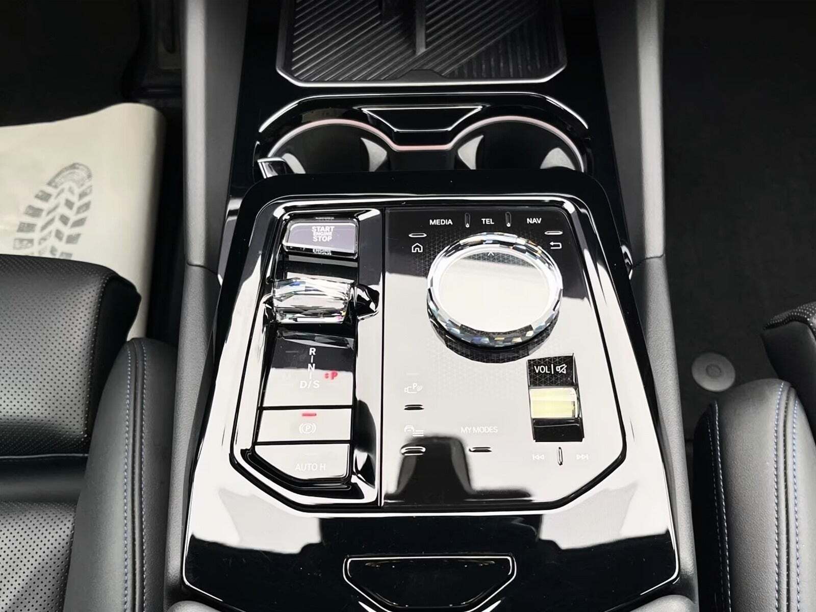 Blå BMW 550e fra 2024 set indefra