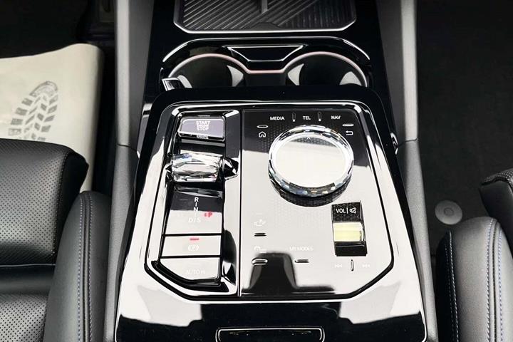 Blå BMW 550e fra 2024 set indefra