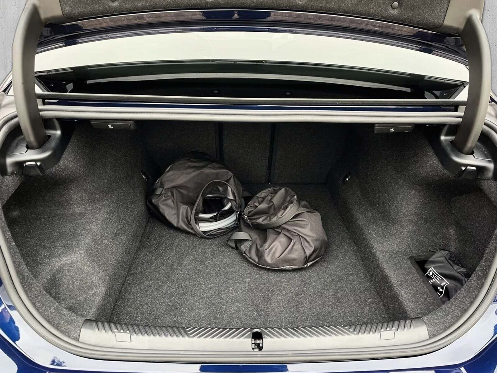 Blå BMW 550e fra 2024 set indefra