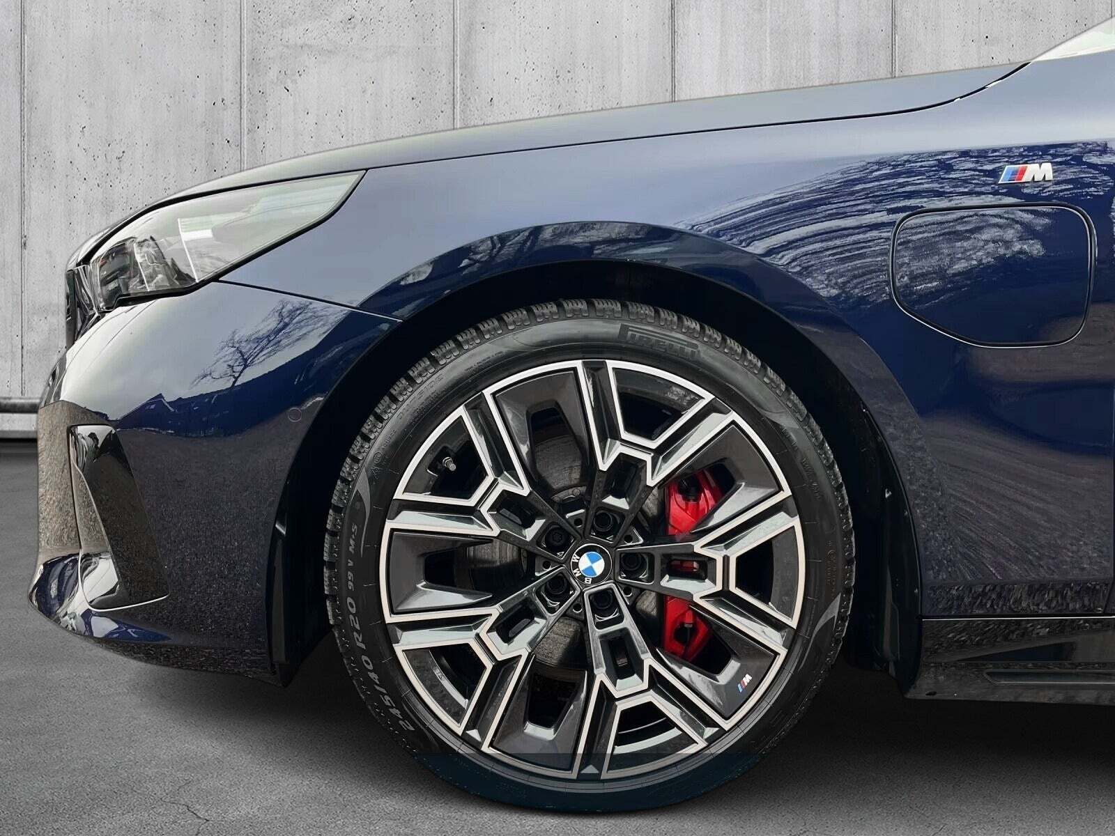 Blå BMW 550e fra 2024