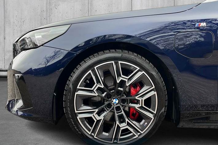 Blå BMW 550e fra 2024