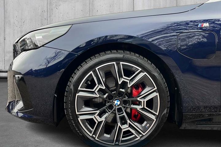 Blå BMW 550e fra 2024 set udefra