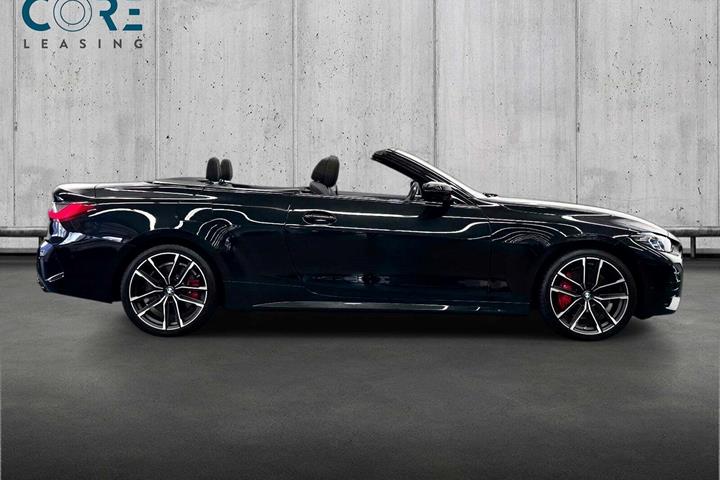 Sort BMW M440i fra 2022 set udefra
