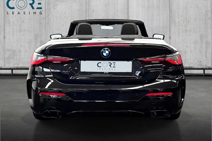 Sort BMW M440i fra 2022 set udefra