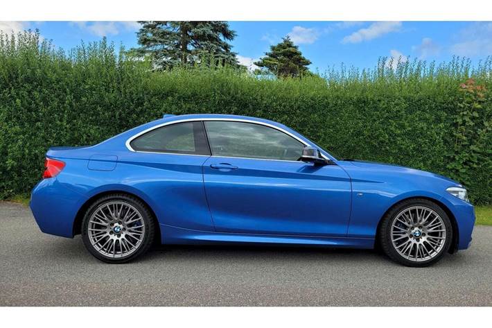 Blå BMW M240i fra 2018 set udefra