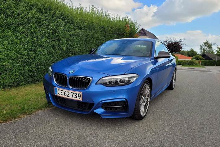 Blå BMW M240i fra 2018 set udefra