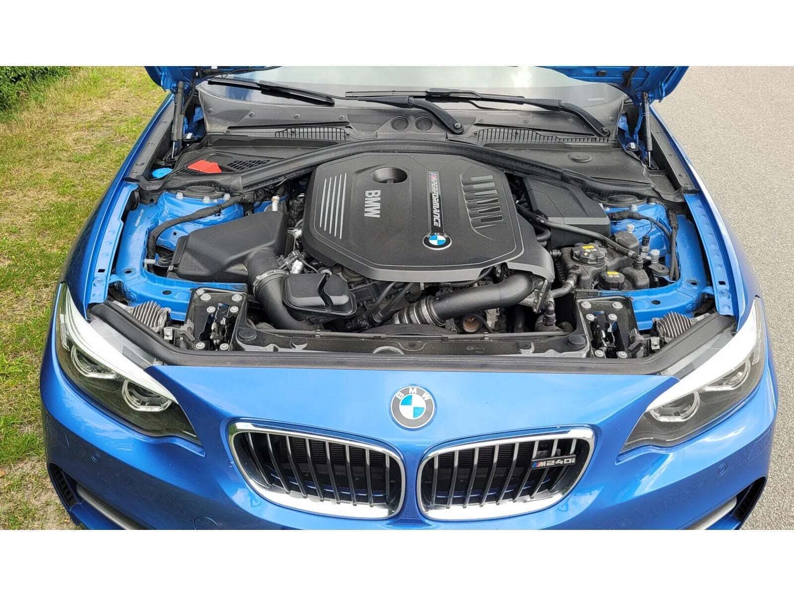 Blå BMW M240i fra 2018