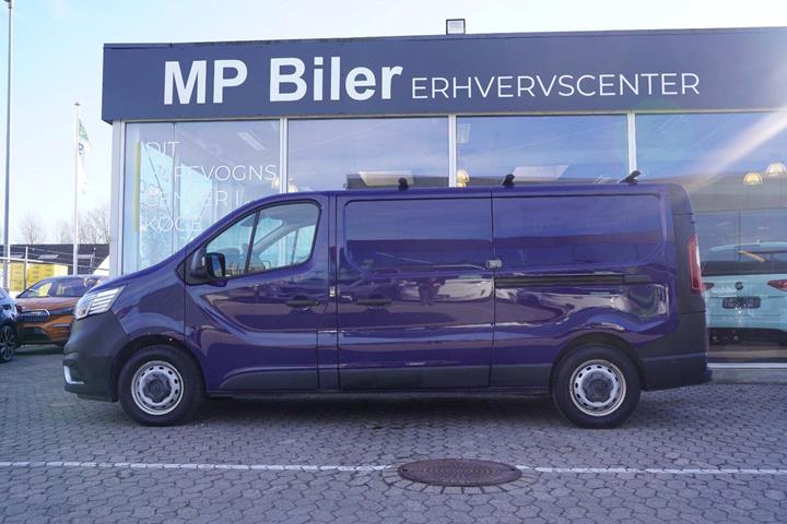 Blå Renault Trafic fra 2022