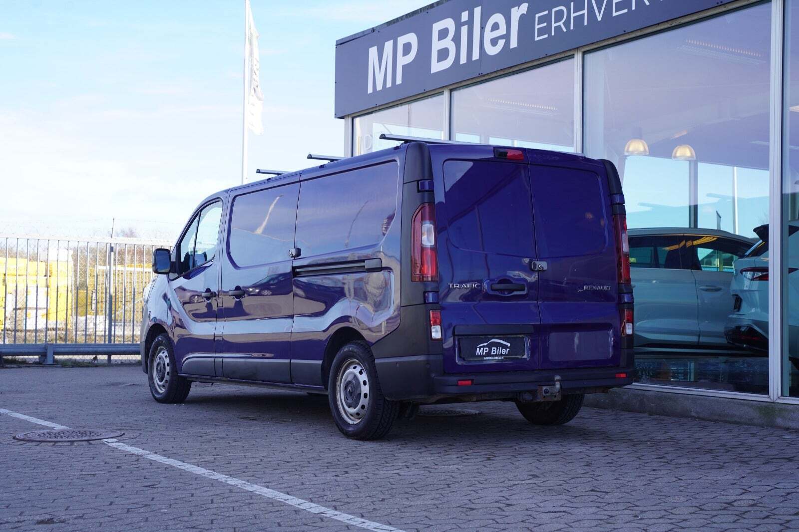 Blå Renault Trafic fra 2022