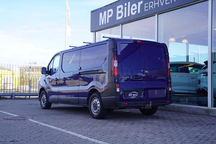 Blå Renault Trafic fra 2022