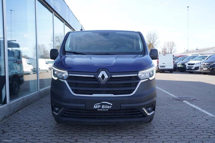 Blå Renault Trafic fra 2022