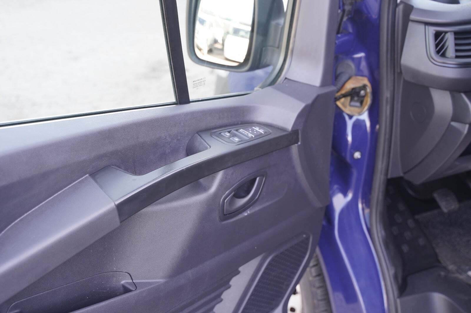 Blå Renault Trafic fra 2022