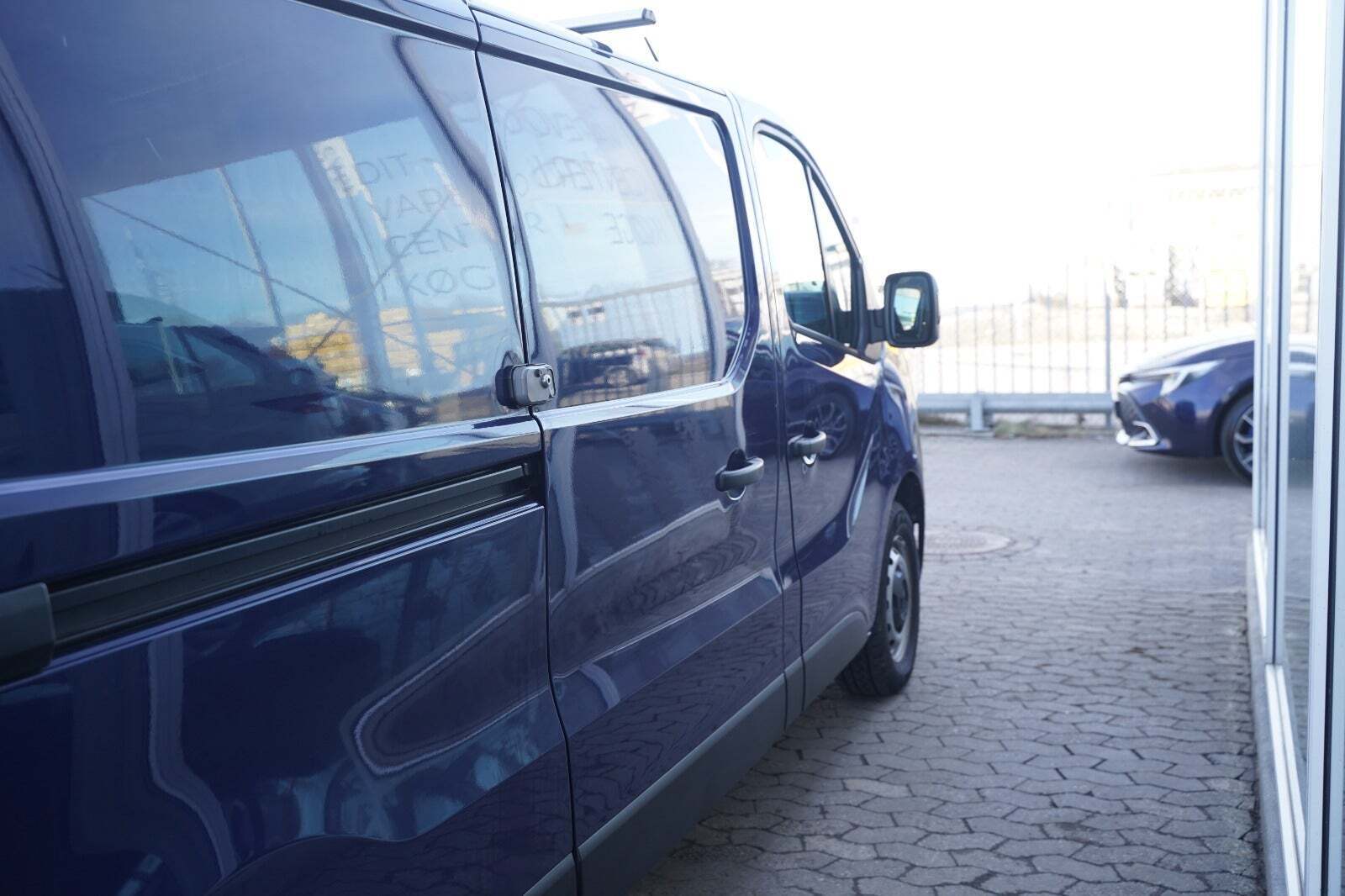 Blå Renault Trafic fra 2022