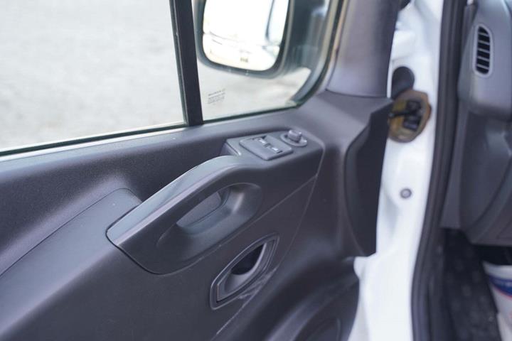 Hvid Renault Trafic T29 fra 2021