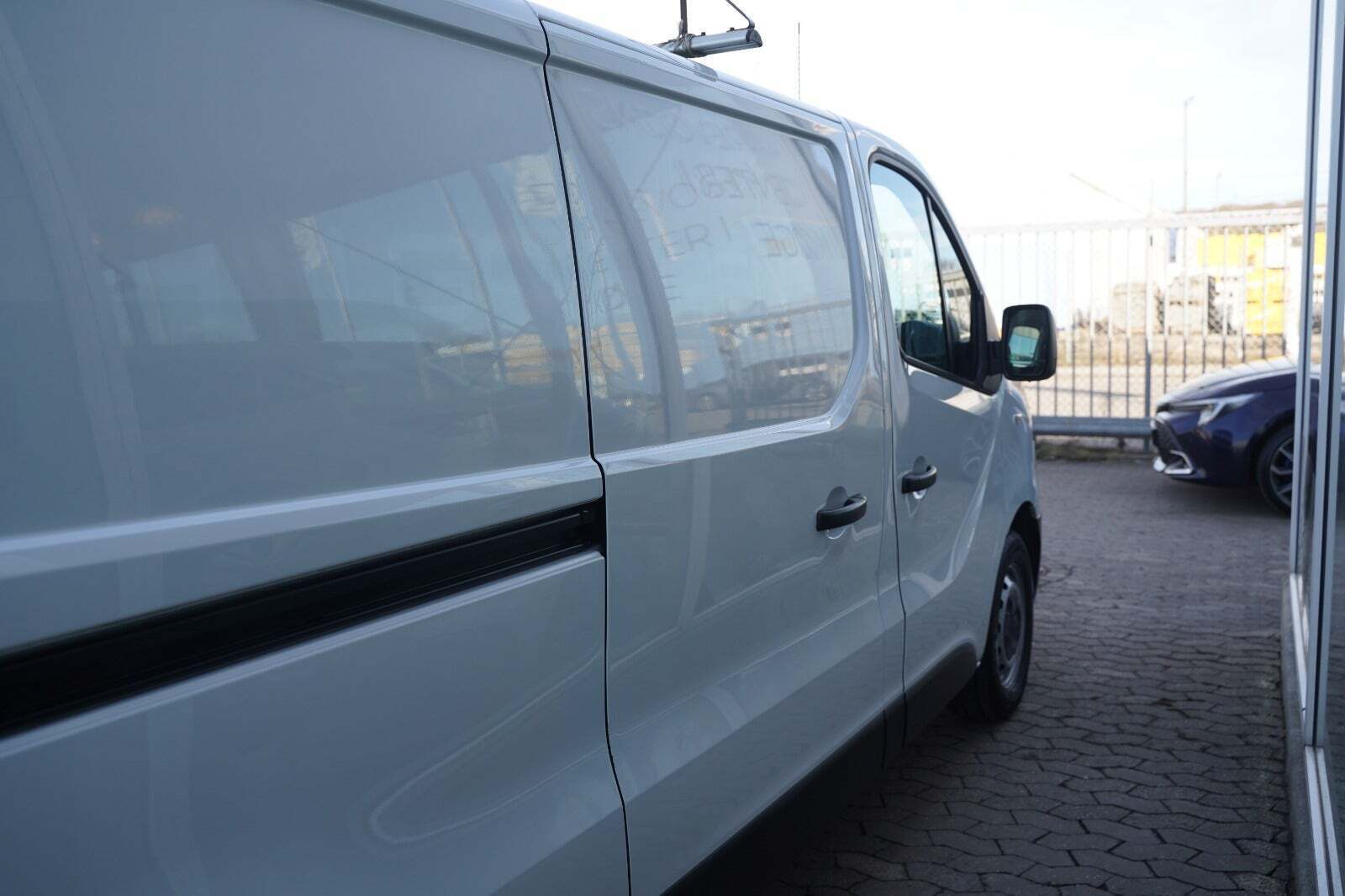Hvid Renault Trafic T29 fra 2021