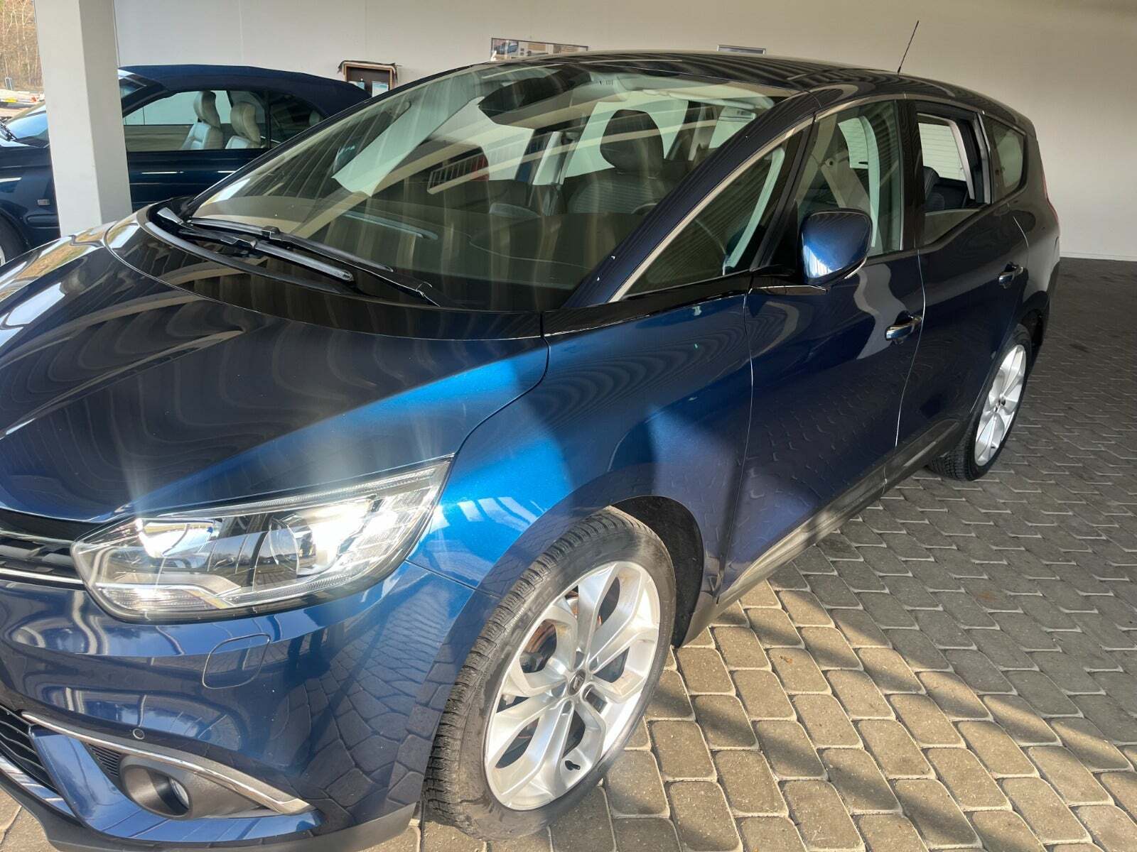 Blå Renault Grand Scenic IV fra 2019