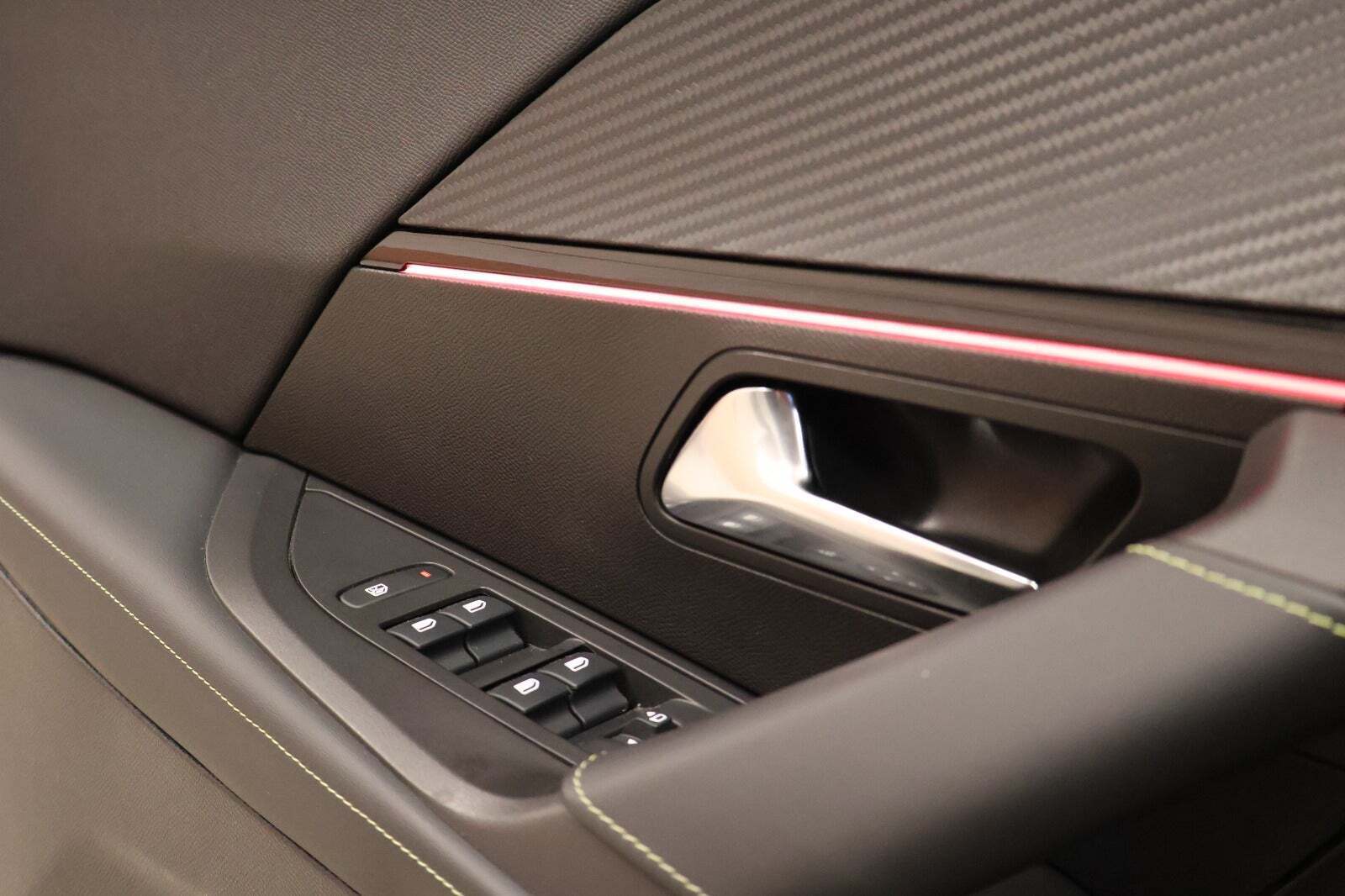 Hvid Peugeot e-2008 fra 2022