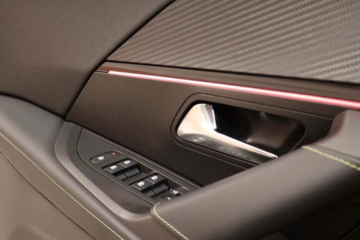 Hvid Peugeot e-2008 fra 2022