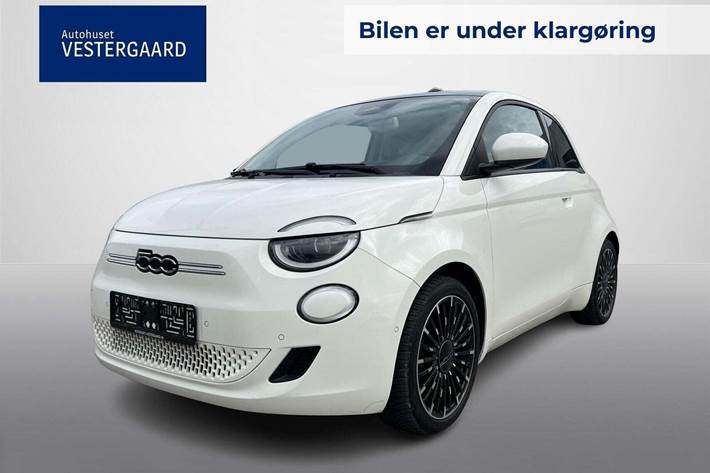 Hvid Fiat 500e fra 2021 set udefra