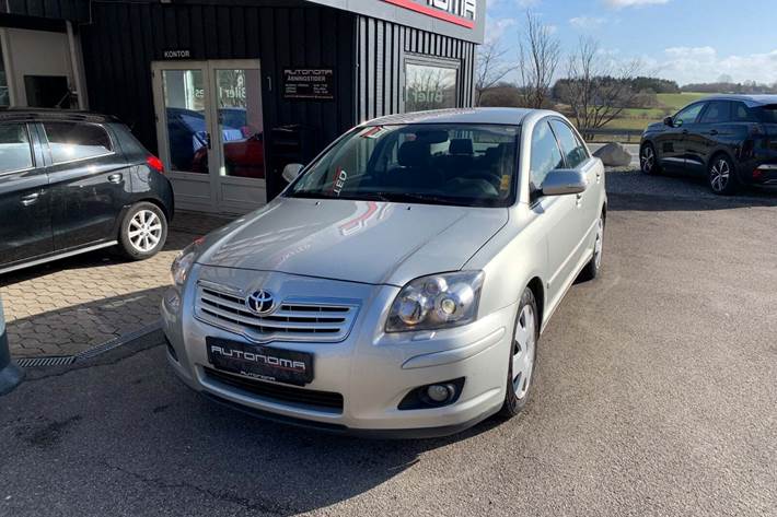 Sølv Toyota Avensis fra 2008 set udefra