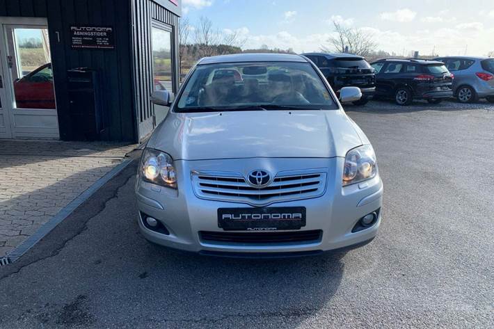 Sølv Toyota Avensis fra 2008