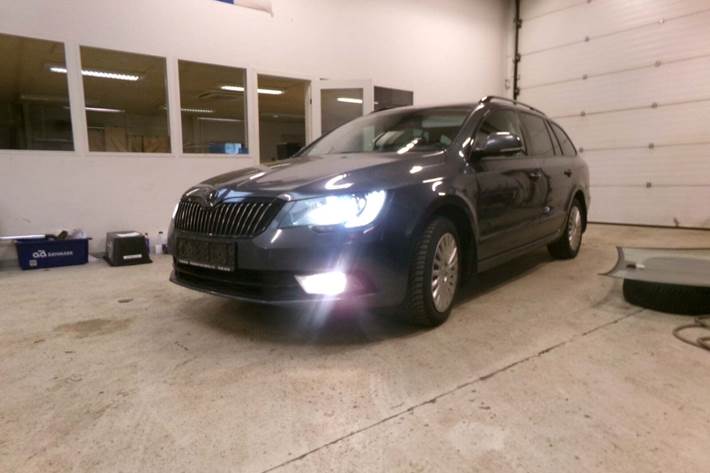 Blå Skoda Superb fra 2015