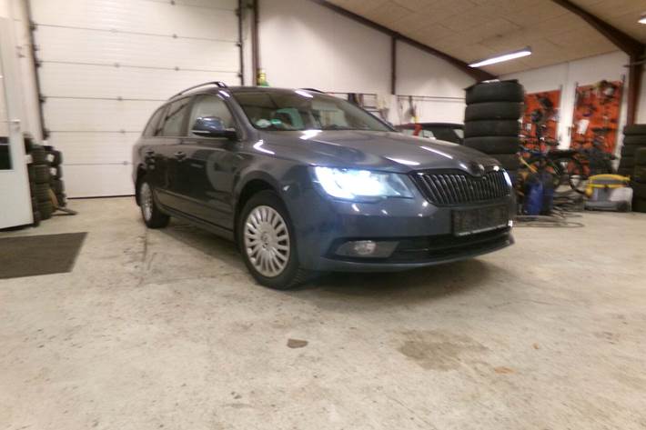 Blå Skoda Superb fra 2015