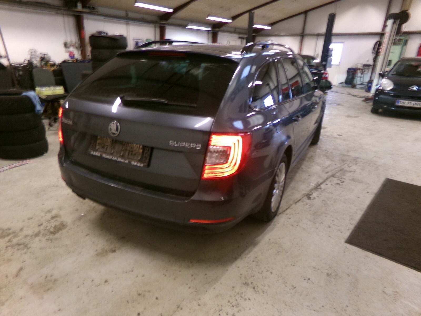 Blå Skoda Superb fra 2015