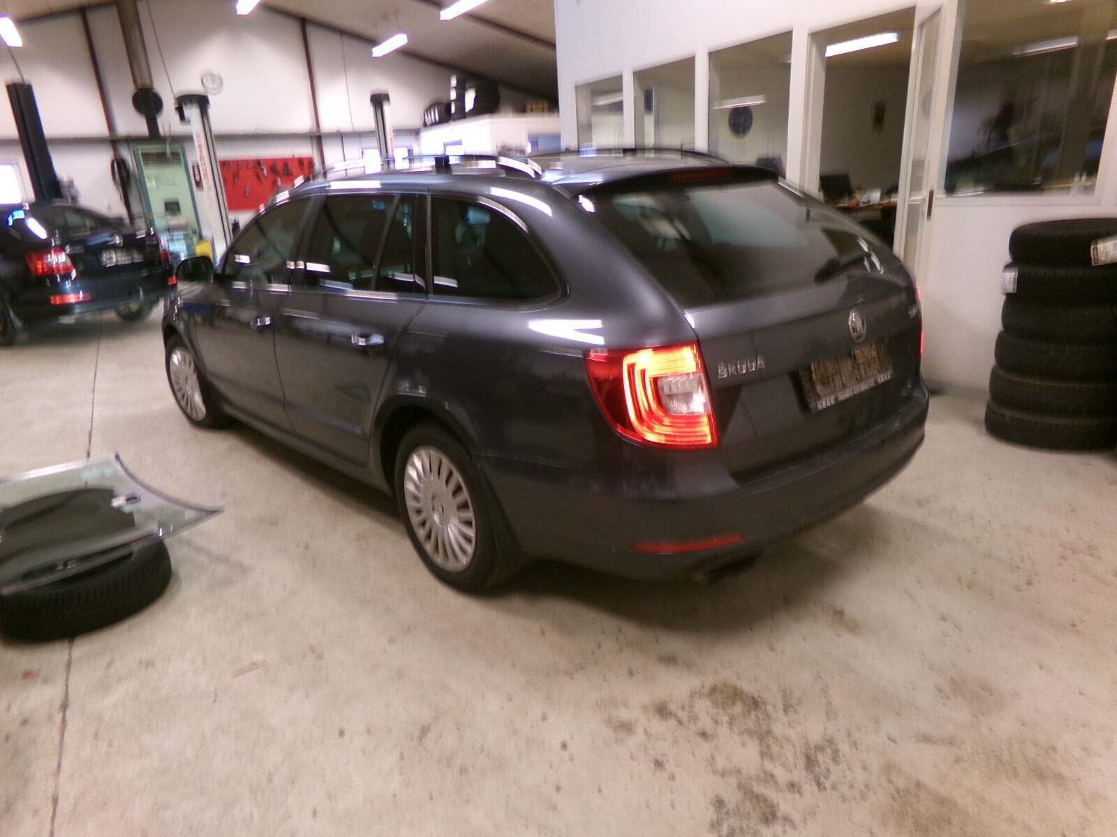 Blå Skoda Superb fra 2015