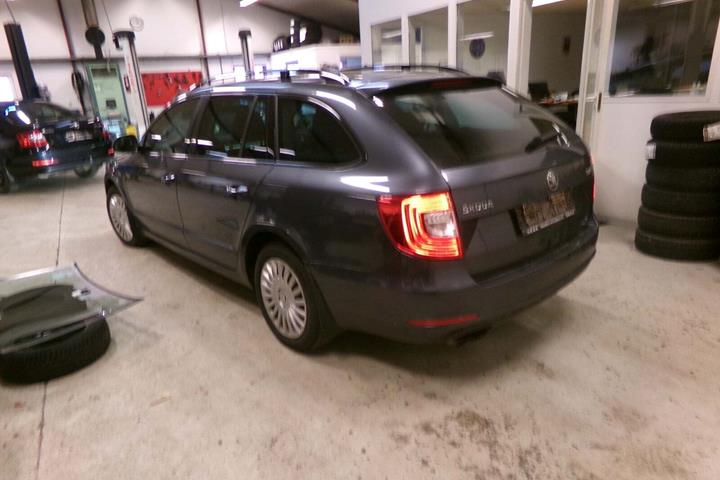 Blå Skoda Superb fra 2015