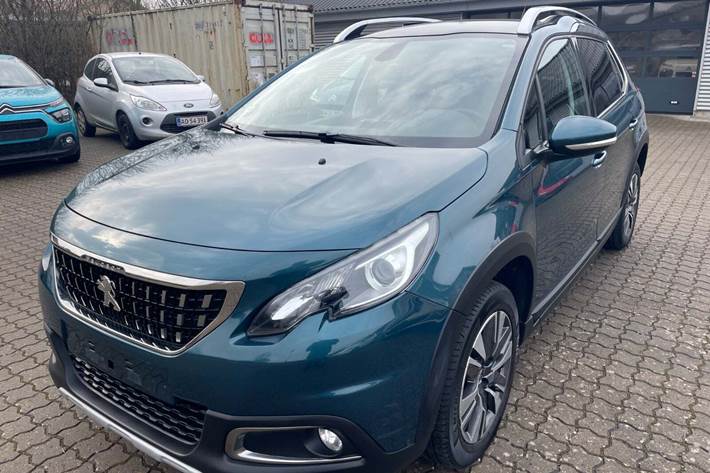 Grøn Peugeot 2008 fra 2017 set udefra
