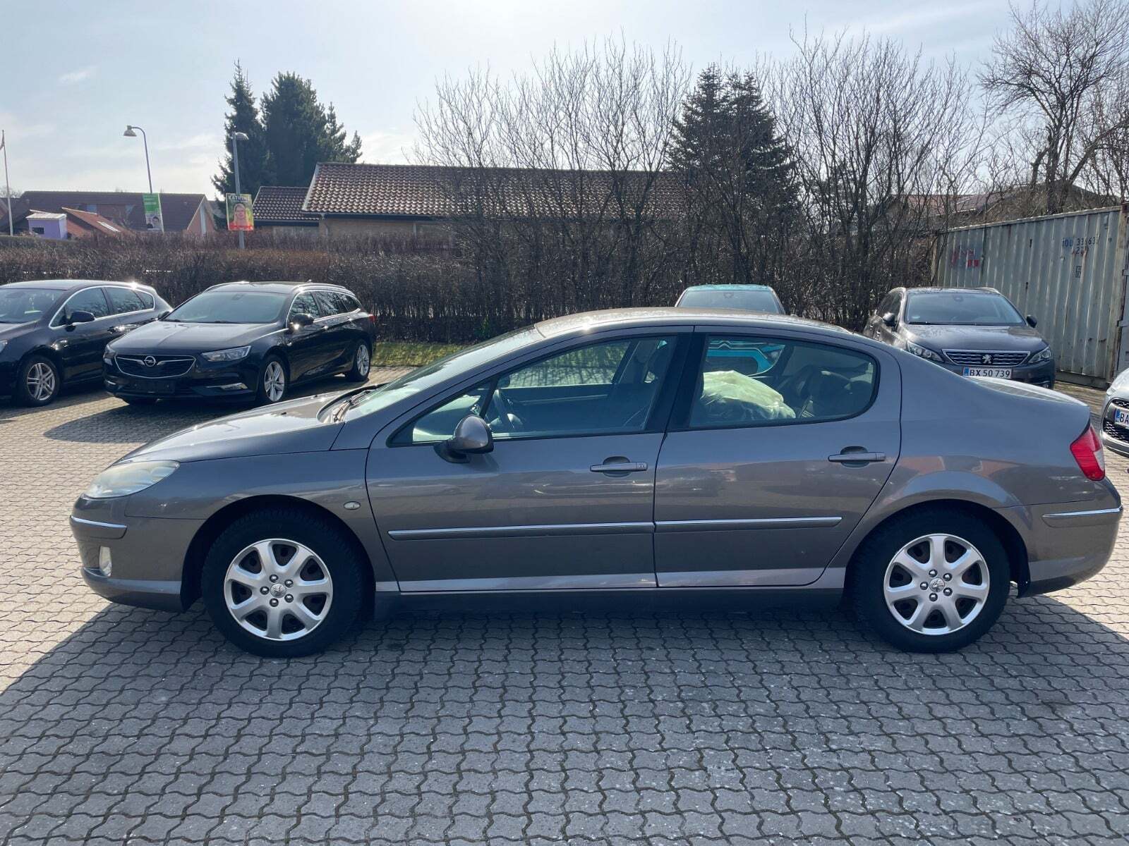 Grå Peugeot 407 fra 2010