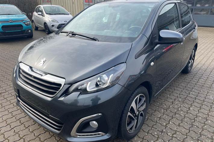 Grå Peugeot 108 fra 2019 set udefra