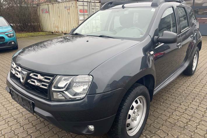 Grå Dacia Duster fra 2016 set udefra
