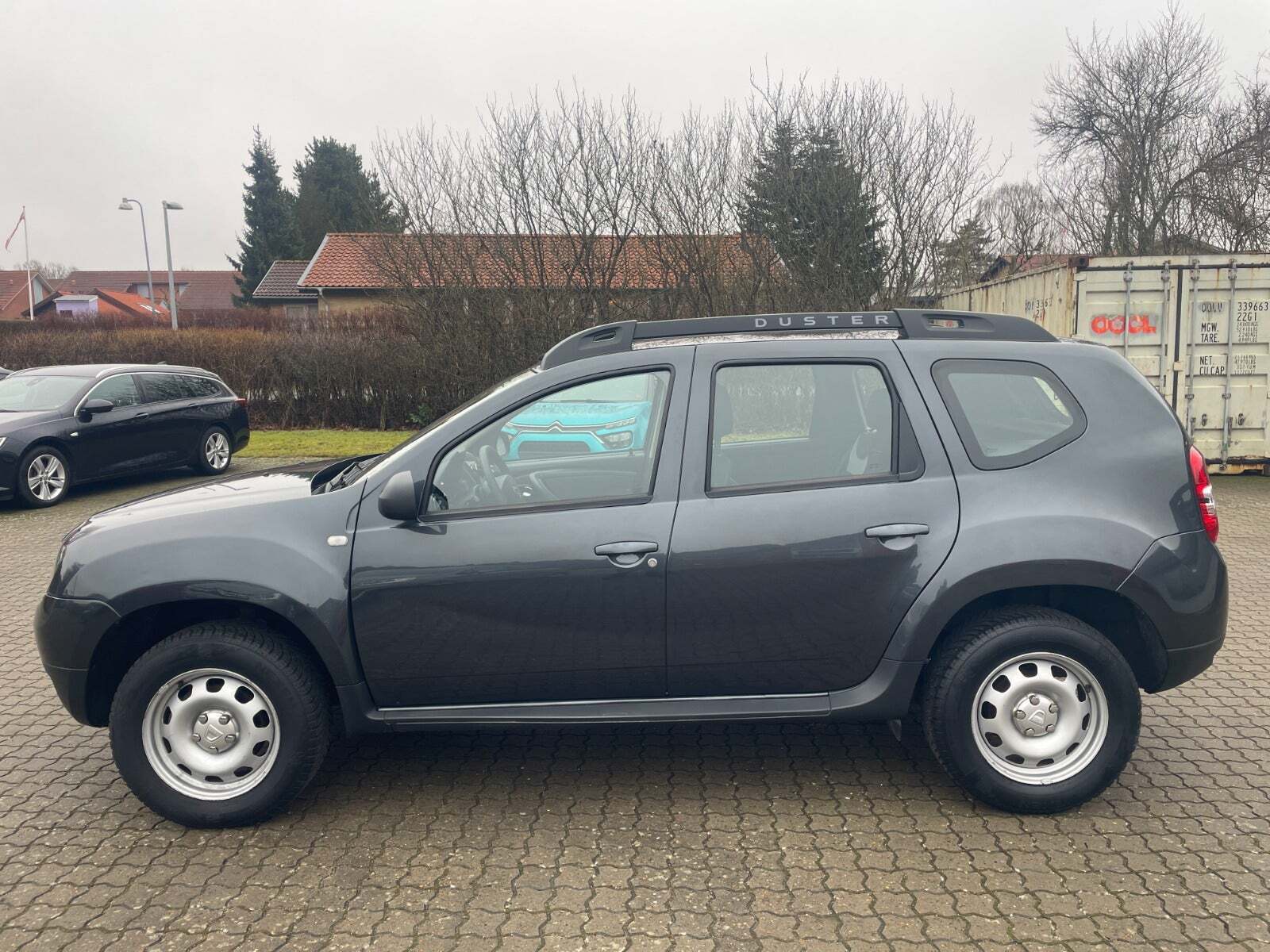 Grå Dacia Duster fra 2016