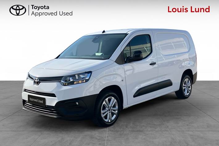 Hvid Toyota ProAce City fra 2022 set udefra