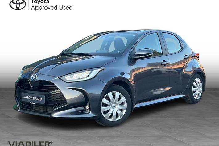 Sort Toyota Yaris fra 2023 set udefra