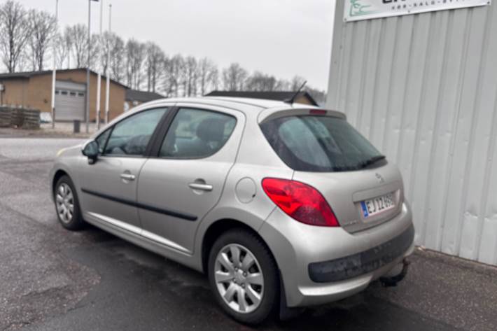 Sølv Peugeot 207 fra 2007